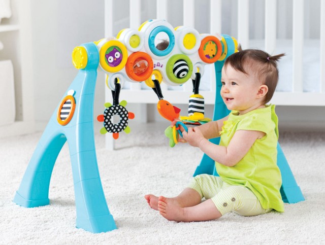 Chọn đồ chơi cho trẻ cần đ&uacute;ng lứa tuổi