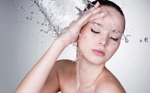 Ph&aacute;i đẹp cần lưu &yacute; b&ocirc;i kem dưỡng ẩm to&agrave;n th&acirc;n sau khi tắm nước n&oacute;ng