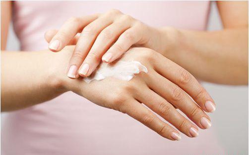Đừng qu&ecirc;n b&ocirc;i kem dưỡng ẩm cho tay, ch&acirc;n sau khi tiếp x&uacute;c với kh&ocirc;ng khi lạnh