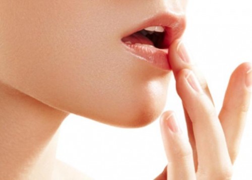 Một tu&yacute;p kem dưỡng ẩm cho m&ocirc;i hay son dưỡng l&agrave; vật dụng kh&ocirc;ng thể thiếu khi trời lạnh