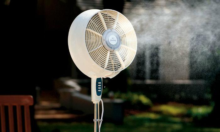 Quạt hơi nước v&agrave; quạt phun sương c&oacute; những đặc điểm giống nhau khiến kh&ocirc;ng &iacute;t người nhầm lẫn