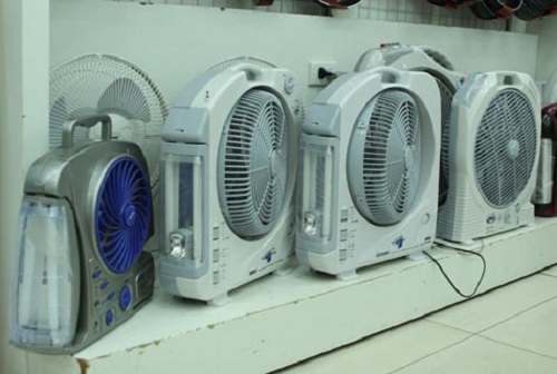 Khi chọn mua quạt t&iacute;ch điện n&ecirc;n ch&uacute; &yacute; xem kỹ c&ocirc;ng suất ắc quy, loại ắc quy c&oacute; c&ocirc;ng suất cao sẽ t&iacute;ch điện tốt hơn