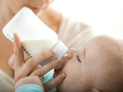 Đi c&ugrave;ng b&igrave;nh sữa, bao giờ cũng phải c&oacute; n&uacute;m v&uacute;