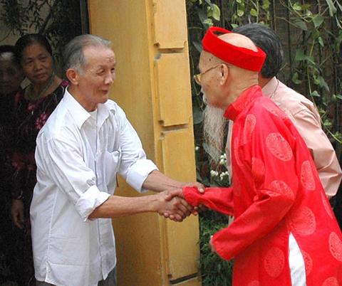 Người xông nhà là người bước vào nhà với lời chúc năm mới sau thời khắc giao thừa