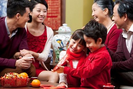 Người x&ocirc;ng nh&agrave; Tết phải l&agrave; người tốt v&iacute;a, t&iacute;nh t&igrave;nh dễ chịu, vui vẻ, nhiệt t&igrave;nh may mắn