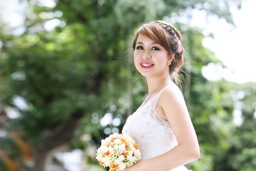 Chọn v&aacute;y cho c&ocirc; d&acirc;u đầy đặn n&ecirc;n tr&aacute;nh những chi tiết rườm r&agrave;, di&ecirc;m d&uacute;a