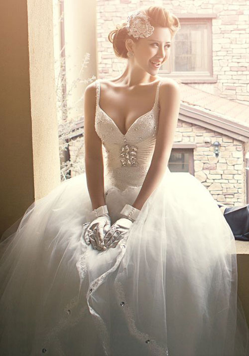 Chọn v&aacute;y cưới cho c&ocirc; d&acirc;u n&ecirc;n chọn gam m&agrave;u dịu nhẹ mang lại vẻ đẹp dịu d&agrave;ng, mới lạ cho c&ocirc; d&acirc;u