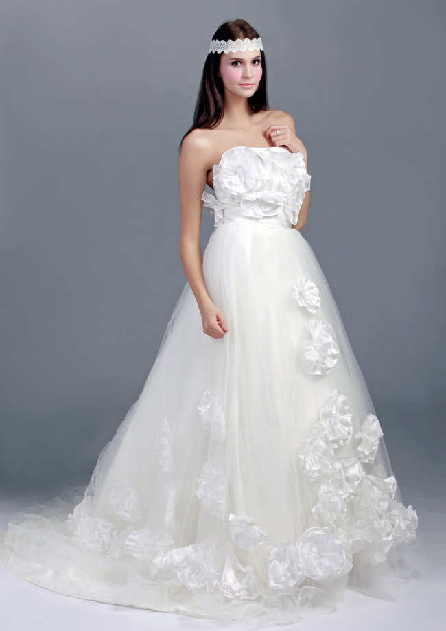 Chọn v&aacute;y cưới cho c&ocirc; d&acirc;u c&oacute; nhiều chi tiết trước ngược để khắc phục nhược điểm ngực l&eacute;p