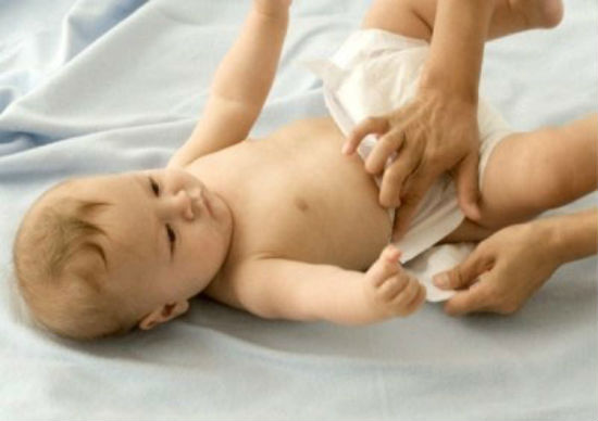 C&aacute;ch đ&oacute;ng bỉm cho b&eacute; y&ecirc;u