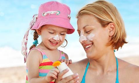 C&aacute;c b&agrave; mẹ kh&ocirc;ng nhất thiết phải sử dụng kem chống nắng chuy&ecirc;n d&ugrave;ng cho trẻ em cho con em m&igrave;nh