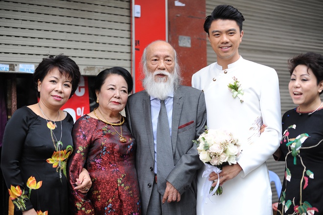 Kiều Anh giản dị tr&ecirc;n xe cưới bạc tỷ