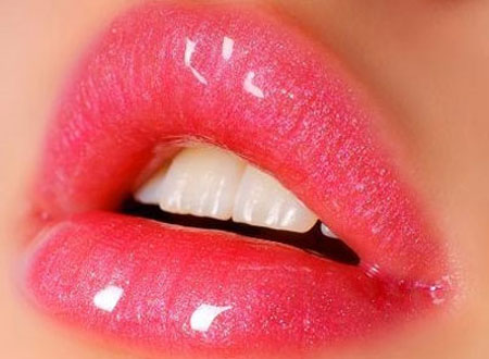 Liếm m&ocirc;i ch&iacute;nh l&agrave; t&aacute;c nh&acirc;n trực tiếp nhất g&acirc;y kh&ocirc; nẻ m&ocirc;i trong m&ugrave;a đ&ocirc;ng