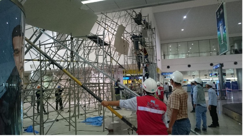 Nguy&ecirc;n nh&acirc;n sập gi&agrave;n gi&aacute;o ở s&acirc;n bay T&acirc;n Sơn Nhất l&agrave; do v&aacute;ch bao che giữa khu vực thi c&ocirc;ng v&agrave; nh&agrave; ga h&agrave;nh kh&aacute;ch bị nghi&ecirc;ng