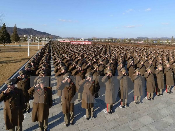 Binh sỹ qu&acirc;n đ&ocirc;̣i Tri&ecirc;̀u Ti&ecirc;n tại l&ecirc;̃ tuy&ecirc;n th&ecirc;̣ trung thành với Chủ tịch Kim Jong Un tại Bình Nhưỡng ngày 14/2