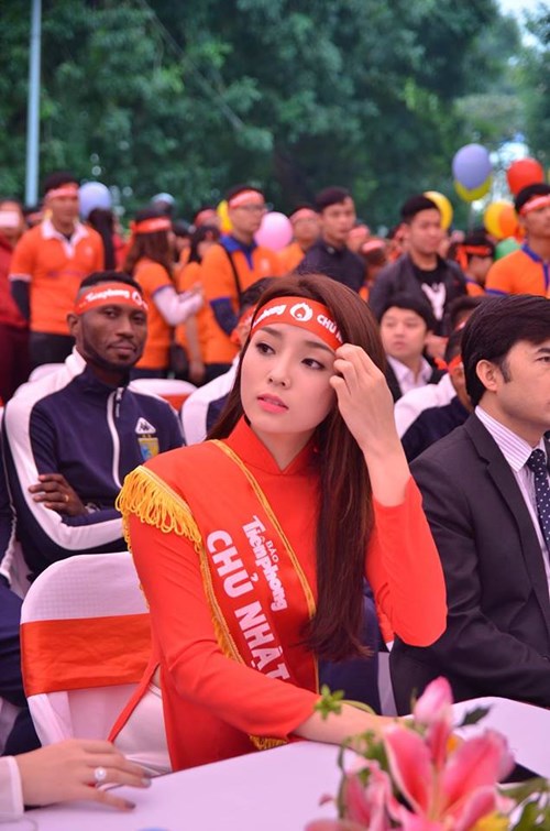 Hoa hậu Kỳ Duy&ecirc;n v&agrave; &Aacute; hậu Huyền My tại chương tr&igrave;nh Chủ nhật Đỏ 2016.