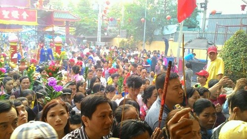 Ch&ugrave;a B&agrave; B&igrave;nh Dương &lsquo;đốt&rsquo; 5 tỷ đồng trong mỗi m&ugrave;a lễ hội