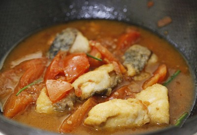 Bỏ c&aacute; đ&atilde; chi&ecirc;n qua v&agrave;o chảo om c&agrave; chua rồi đun trong 10 ph&uacute;t. Đ&atilde; ho&agrave;n th&agrave;nh c&aacute;c bước trong c&aacute;ch l&agrave;m m&oacute;n canh c&aacute;