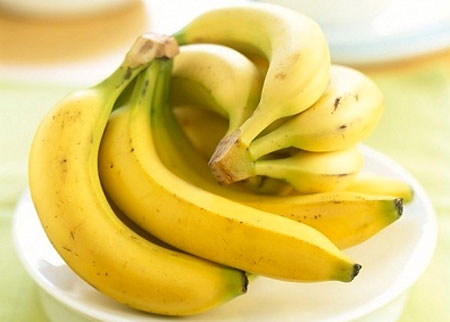 Chuối cũng l&agrave; loại tr&aacute;i c&acirc;y b&agrave; bầu n&ecirc;n ăn để giảm triệu chứng buồn n&ocirc;n