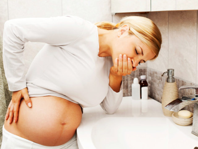 Triệu chứng ốm ngh&eacute;n với những cơn buồn n&ocirc;n xuất hiện khiến b&agrave; bầu v&ocirc; c&ugrave;ng kh&oacute; chịu