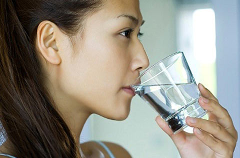 Chữa vi&ecirc;m họng hiệu quả nhờ s&uacute;c miệng bằng nước muối