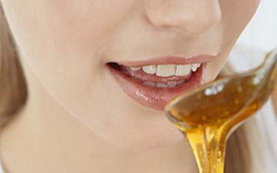 Mật ong l&agrave; c&aacute;ch chữa vi&ecirc;m họng hiệu quả nhờ gi&uacute;p m&agrave;ng nhầy co lại