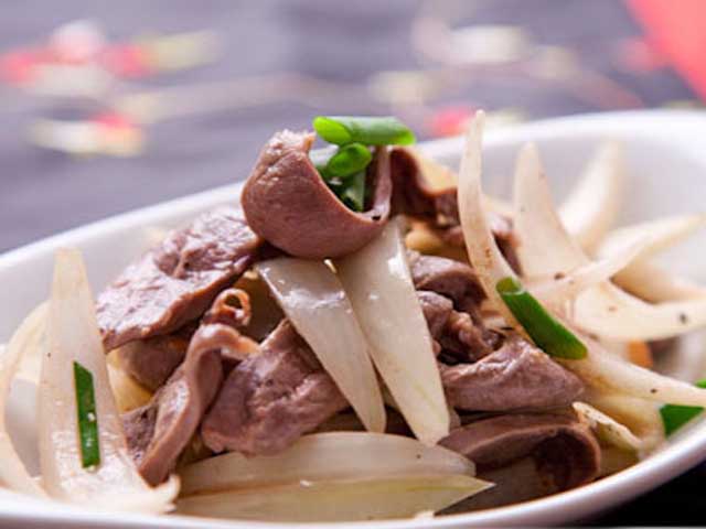 M&oacute;n cật heo x&agrave;o h&agrave;nh t&acirc;y vừa thơm ngon, dễ l&agrave;m, vừa c&oacute; c&ocirc;ng dụng trị bệnh yếu sinh l&yacute; nam giới