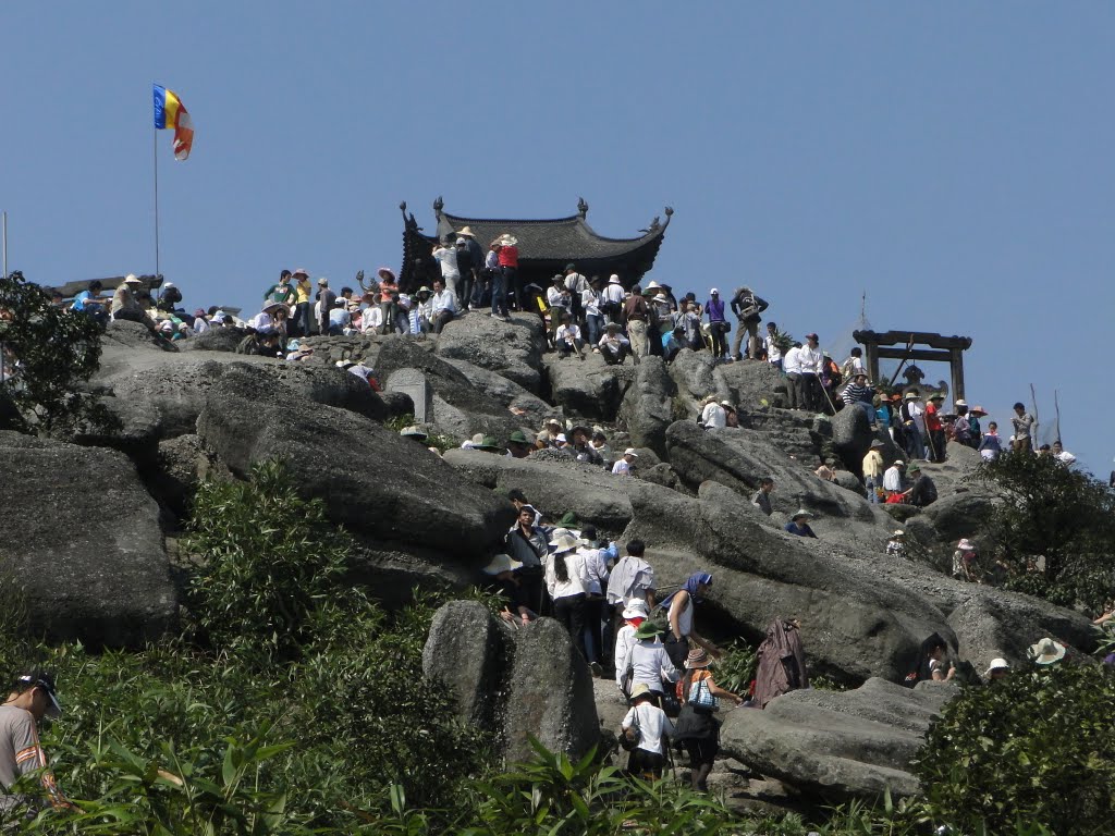 Ch&ugrave;a đồng y&ecirc;n tử