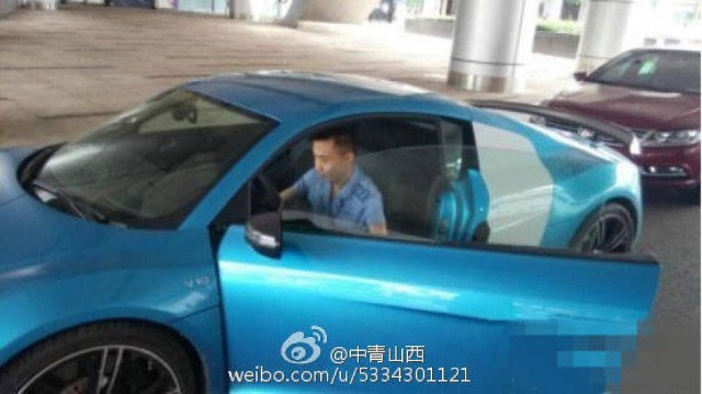 Anh t&agrave;i xế c&ograve;n sở hữu si&ecirc;u xe Audi R8 m&agrave;u xanh. Ảnh: Netease