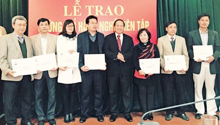 C&aacute;c học vi&ecirc;n nhận chứng chỉ h&agrave;nh nghề bi&ecirc;n tập