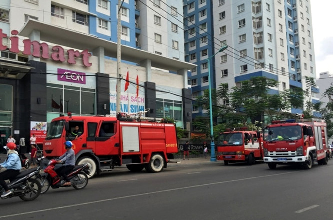Khu chung cư hỗn loạn v&igrave; đ&aacute;m ch&aacute;y trong hố r&aacute;c