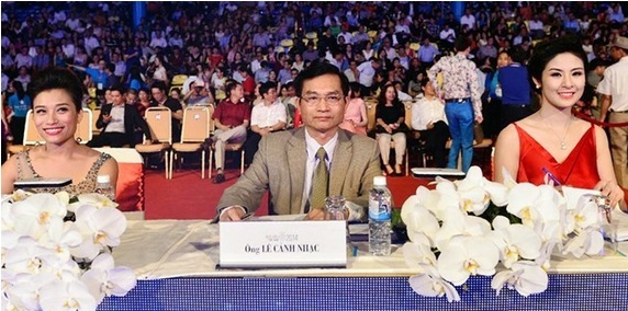 Ban giám khảo Hoa hậu Việt Nam 2014 gồm có Tiến sĩ - Nhà thơ Lê Cảnh Nhạc (ngồi giữa), Hoa hậu Ngọc Hân, biên đạo múa Trần Ly Ly (ảnh trái), nhà nhân trắc học Lê Diệp Linh và nhà thơ Hữu Việt