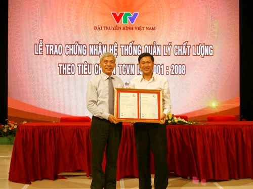 Tổng cục trưởng Ng&ocirc; Qu&yacute; Việt trao ISO cho VTV