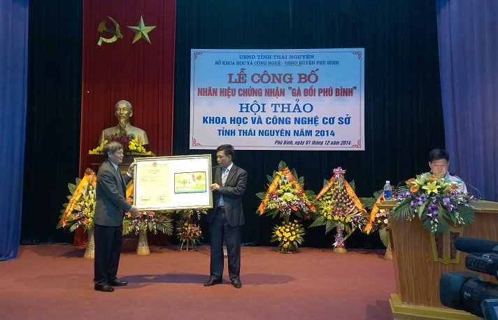 Thứ trưởng Bộ KH&CN Phạm C&ocirc;ng Tạc trao chứng nhận &ldquo;G&agrave; đồi Ph&uacute; B&igrave;nh&rdquo;
