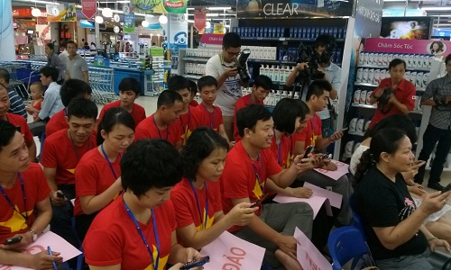 C&aacute;n bộ nh&acirc;n vi&ecirc;n Ocean Mart nhiệt t&igrave;nh hưởng ứng cuộc ph&aacute;t động	 