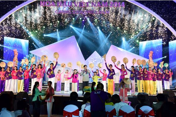 Đêm Chung khảo cuộc thi Hoa hậu Việt Nam 2014 khu vực phía Nam khai mạc tại nhà thi đấu đa năng tỉnh Bạc Liêu