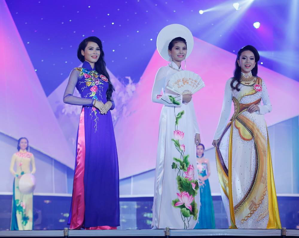 39 thí sinh trình diễn áo dài trong bộ sưu tập của nhà thiết kế Ngô Nhật Huy