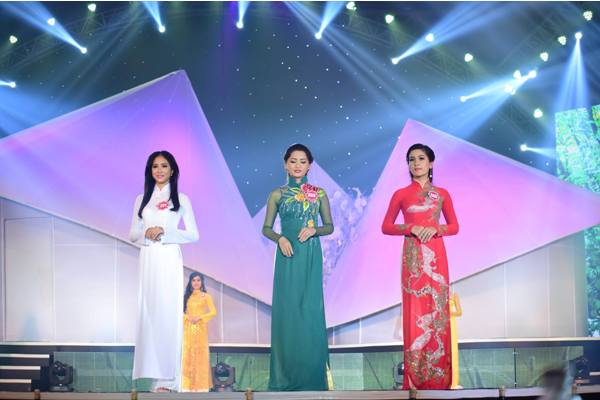 39 thí sinh trông vô cùng duyên dáng, thướt tha trong trang phục truyền thống của dân tộc