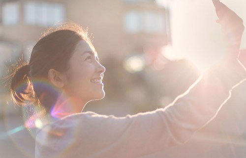 &Aacute;nh nắng v&agrave; &aacute;nh s&aacute;ng đầy đủ sẽ gi&uacute;p việc chụp ảnh tự sướng đẹp 