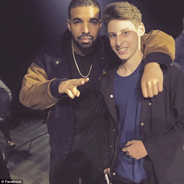 Ben Pasternak trong ảnh chụp c&ugrave;ng rapper Drake. Ảnh: Daily Mail