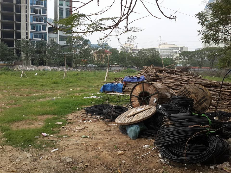 Chủ tịch HĐQT Trường Tiểu học L&ocirc;m&ocirc;n&ocirc;xốp ch&eacute;m đứt g&acirc;n tay bảo vệ