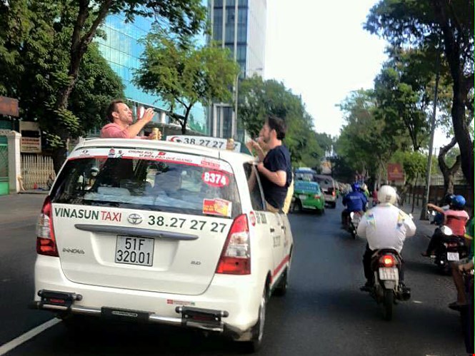 Những h&igrave;nh ảnh về c&acirc;u chuyện hy hữu 3 du kh&aacute;ch T&acirc;y ngang nhi&ecirc;n uống bia, h&uacute;t thuốc khi taxi đang chạy thu h&uacute;t sự ch&uacute; &yacute; của dư luận