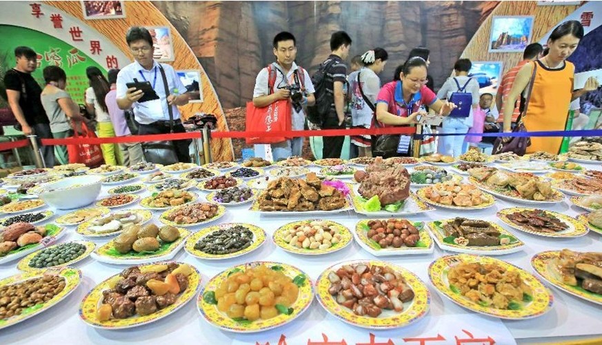 Bữa tiệc gồm c&aacute;c m&oacute;n ho&agrave;n to&agrave;n l&agrave; đ&aacute; qu&yacute; l&agrave; chuyện lạ với mọi người