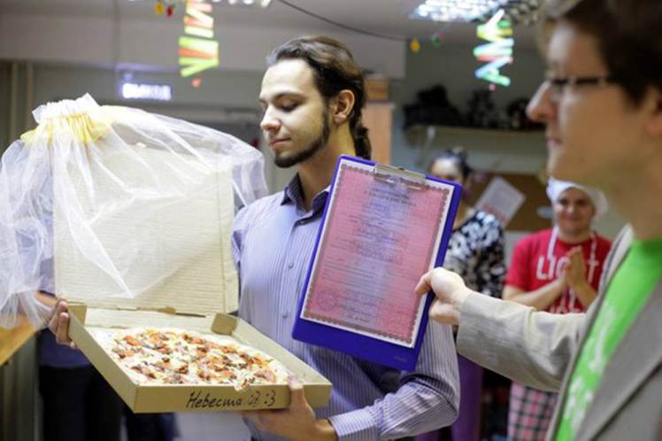 Đ&aacute;m cưới của ch&agrave;ng thanh ni&ecirc;n 22 tuổi với chiếc b&aacute;nh pizza l&agrave; một c&acirc;u chuyện lạ c&oacute; thật tại Nga