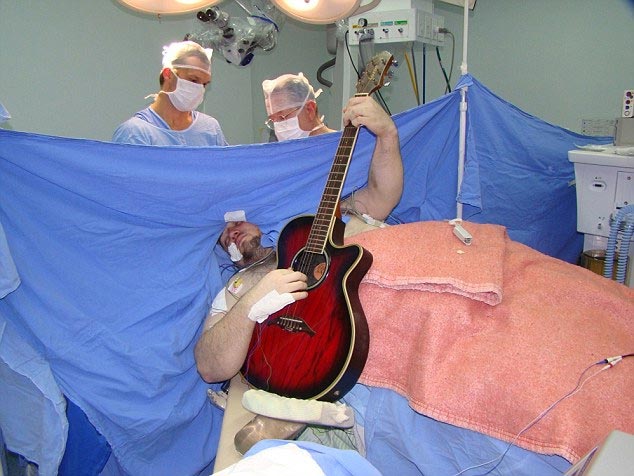 Chuyện lạ có thật tại Brazl, bệnh nhân chơi đàn khi phẫu thuật não khiến các bác sĩ sửng sốt Chuyện lạ có thật tại Brazl, bệnh nhân chơi đàn khi phẫu thuật não khiến các bác sĩ sửng sốt