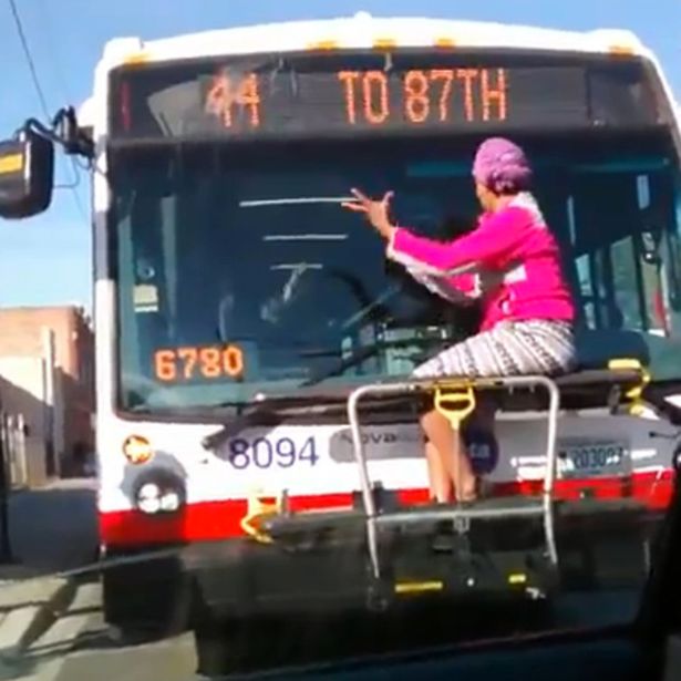 T&agrave;i xế xe bus khổ sở v&igrave; b&agrave; c&ocirc; khăng khăng treo th&acirc;n trước buồng l&aacute;i