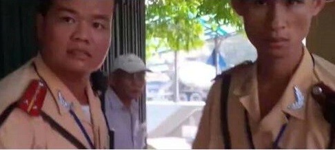Một đoạn trong clip &lsquo;CSGT đ&aacute;nh người vi phạm&rsquo; tại ng&atilde; tư Giải Ph&oacute;ng - Đại Cồ Việt đ&acirc;y g&acirc;y x&ocirc;n xao tr&ecirc;n mạng