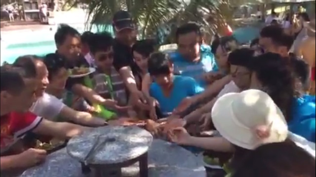 Ngay sau clip gi&agrave;nh ăn buffet, người Trung Quốc lại phải xấu hổ v&igrave; clip gi&agrave;nh ăn hoa quả của đồng hương tại Việt Nam