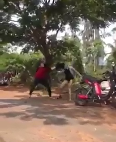 Theo clip nữ sinh đánh nhau, những người đứng xem không hề can ngăn mà còn hò reo thích thú
