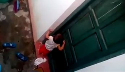 Trong đoạn clip trẻ mầm non phải nhặt r&aacute;c ăn, ch&aacute;u b&eacute; 2 tuổi kh&oacute;c th&eacute;t đ&ograve;i v&agrave;o nhưng kh&ocirc;ng ai mở cửa