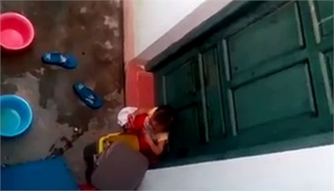 Cảnh b&eacute; lục lọi đồ trong th&ugrave;ng r&aacute;c để ăn khiến người xem video trẻ mầm non bị nhốt ngo&agrave;i cửa phẫn nộ
